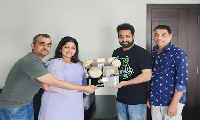 RRR టీమ్ కు దిల్ రాజు స్పెషల్ గిఫ్ట్స్ RRR టీమ్ కు దిల్ రాజు స్పెషల్ గిఫ్ట్స్