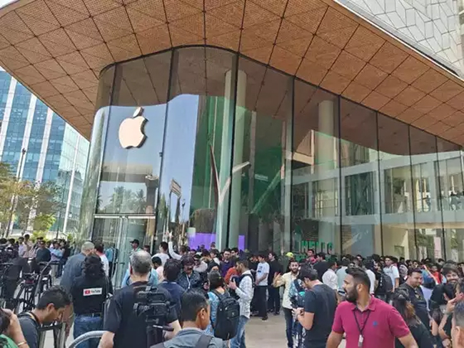 Big Queues Outside Apples First Retail Unit in India!
