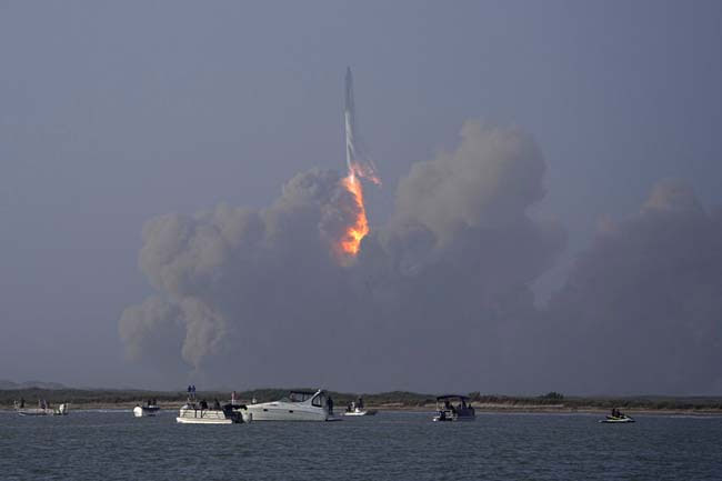 Elon Musk Unmoved Despite Starship Explosion!