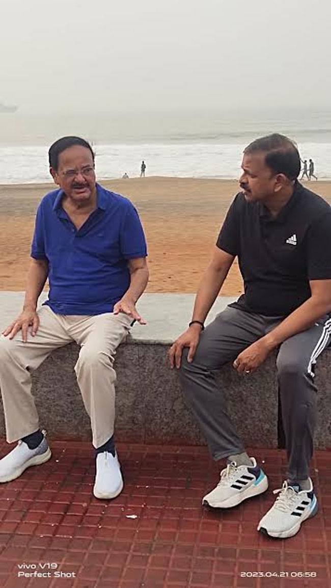 JD Walking Talking With Venkaiah Naidu At Vizag Beach