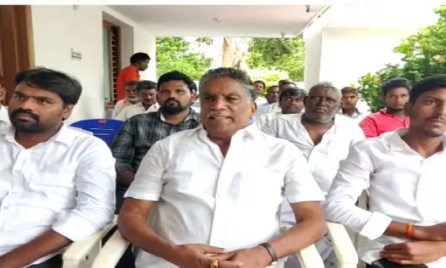 Jagans co-yatra of Praja Sankalpa Yatra leaves YSRCP