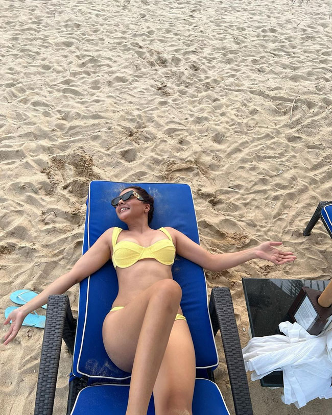 Alluring Poses Of Ruhi Singh in Bikini