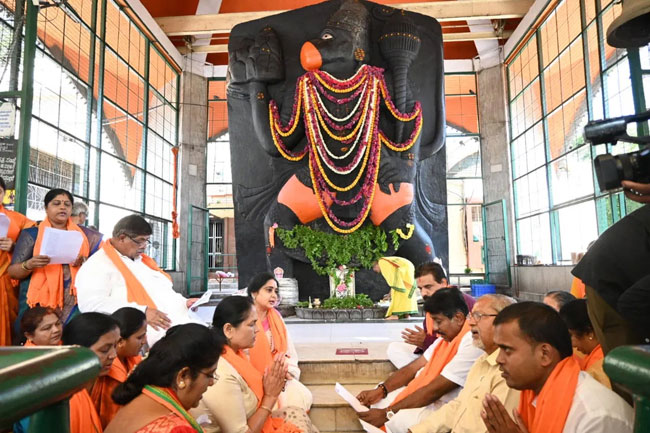 Sensational: EC Bans Chanting Of Hanuman Chalisa In Karnataka!