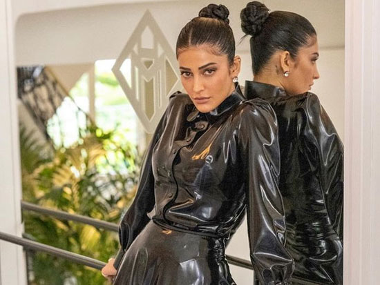 Shruti Haasan Looks Stunning In Black