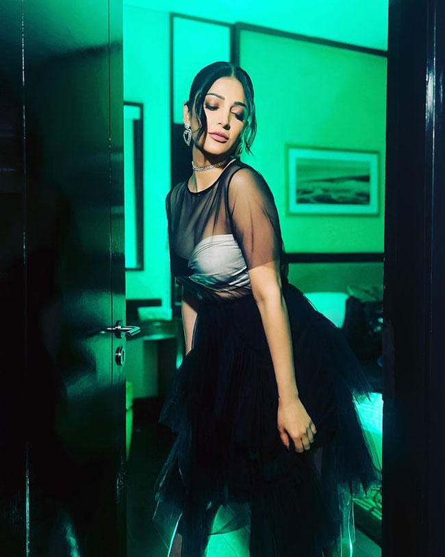 Shruti Haasan Looks Stunning In Black