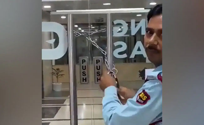 A Firm Reminds College Days By Locking Employees In Office!