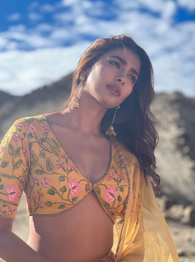 పూజా హెగ్డే చేతిలో గట్టి సినిమాలే ఉన్నాయిగా పూజా హెగ్డే చేతిలో గట్టి సినిమాలే ఉన్నాయిగా