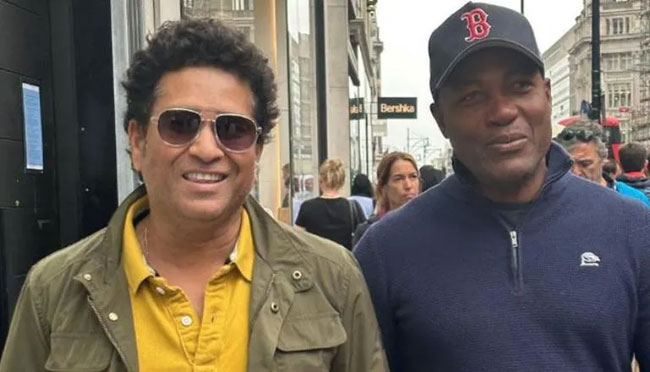 Sachin Unexpectedly Bumps Into West Indies Great!