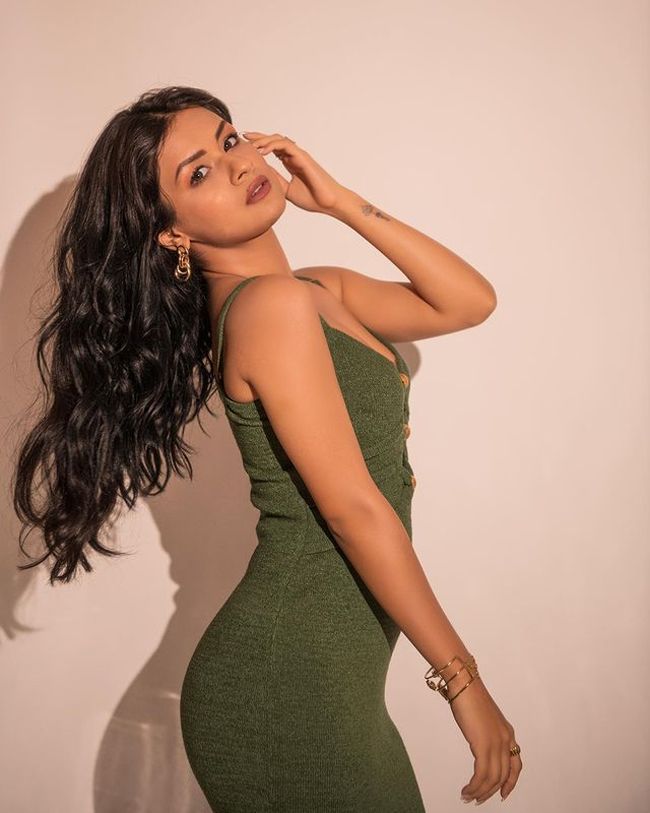 avneet kaur green dress Avneet Kaur turned heads in a stunning green sequin dress from House of Pinks, priced at 13,000. Flaunting her sexy side with effortless grace, she kept her accessories minimal and let the